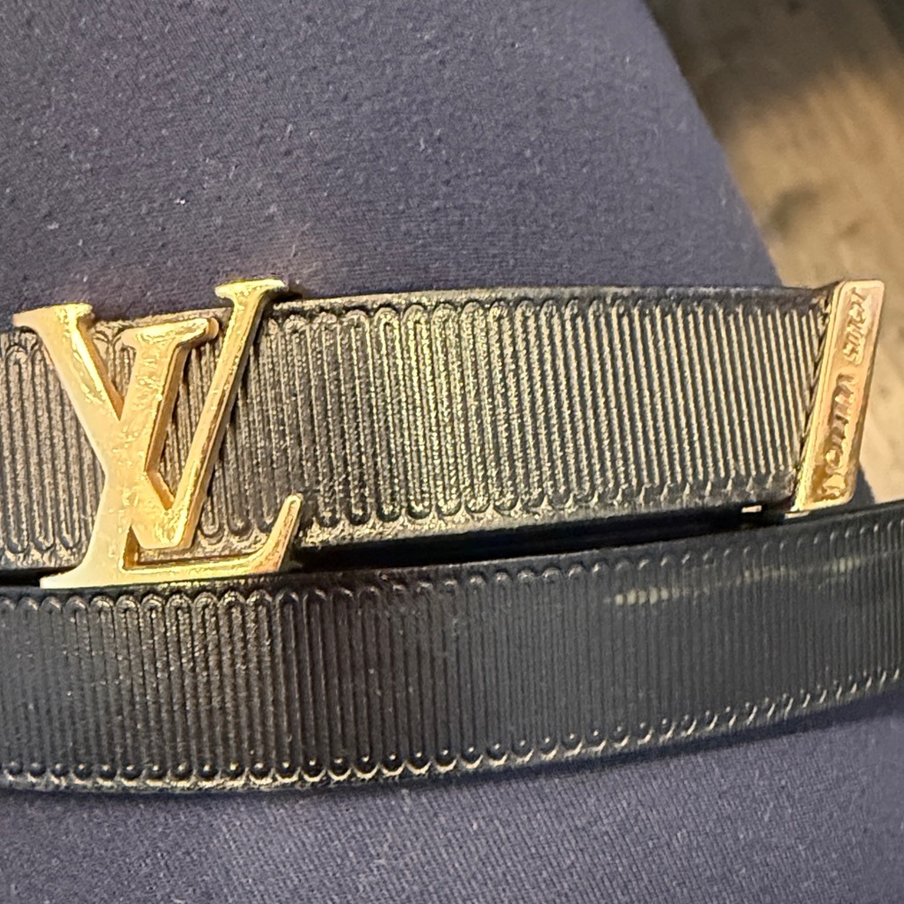 Louis Vuitton Elegant Black Belt with Gold Detailing - Picture 4 of 8